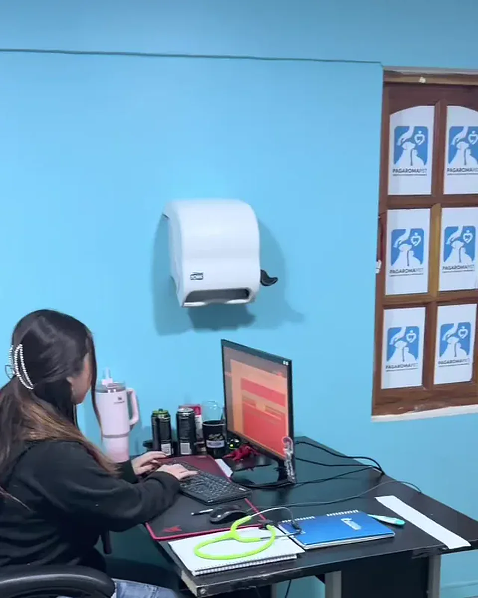 Recepcionista trabajando en el mesón de recepción