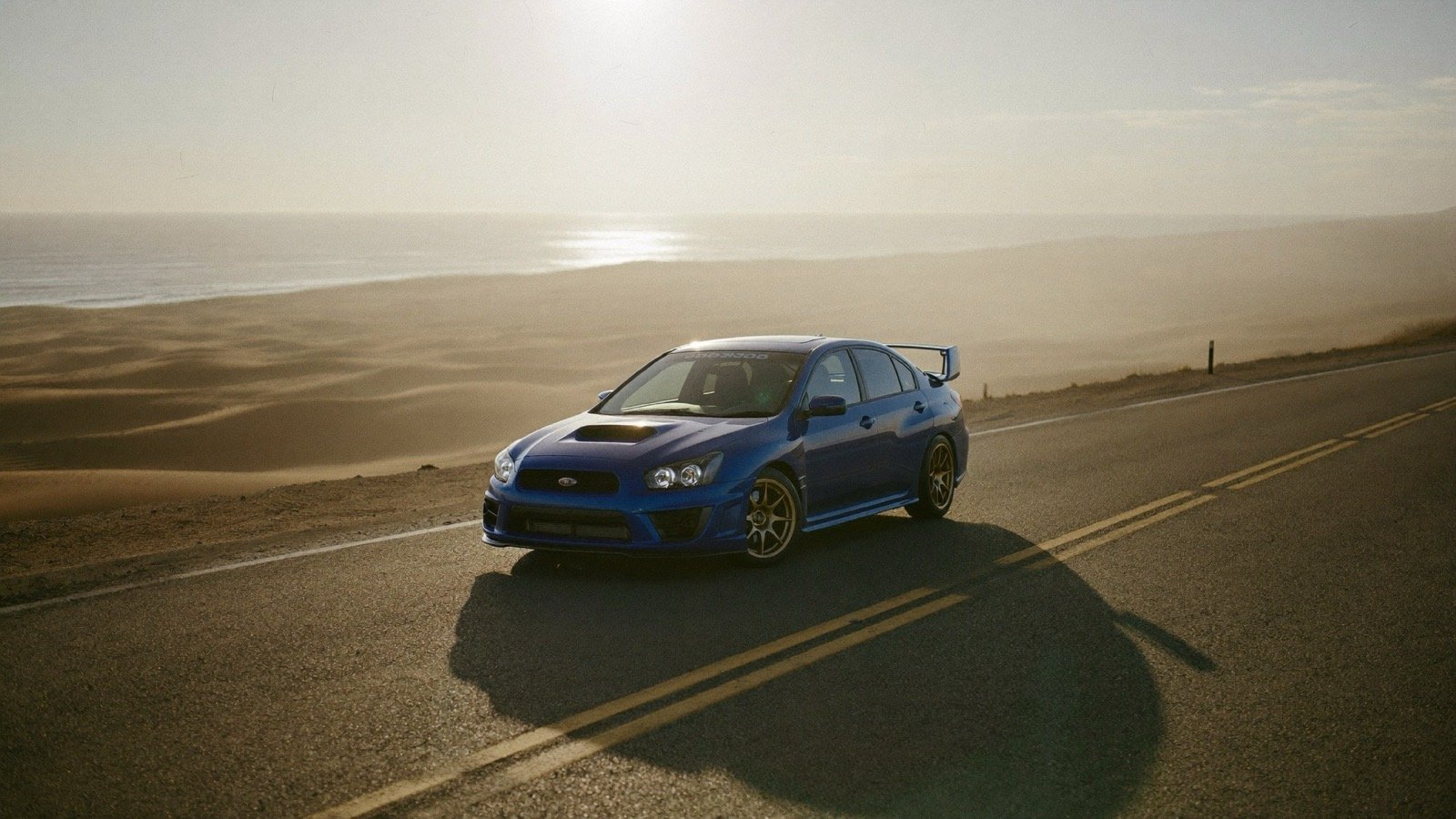 Subaru WRX STI azul en la costa del desierto de Atacama